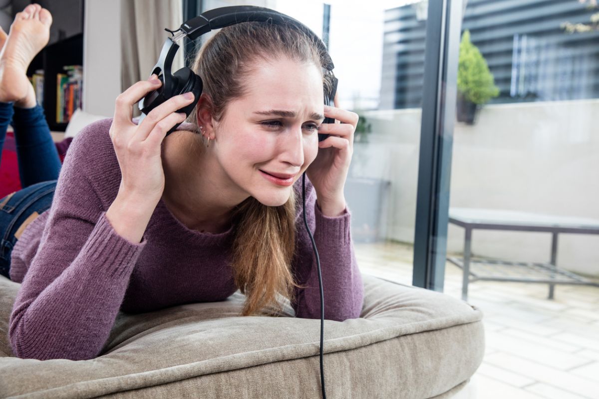 Pleurer en écoutant de la musique