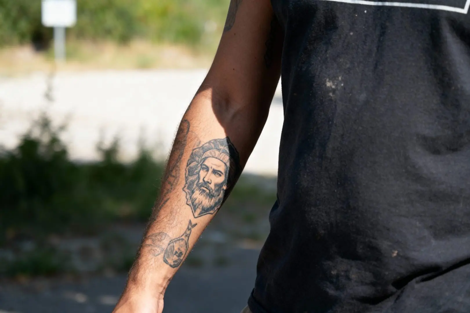 tatouage sur l'avant bras pour homme