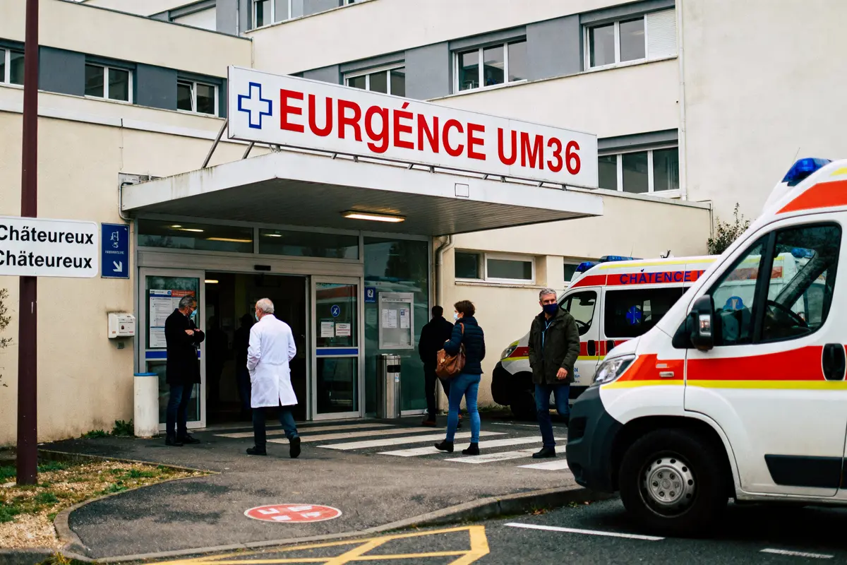 Entrée des urgences de l'hôpital avec ambulances et personnes à Châteauroux, France.