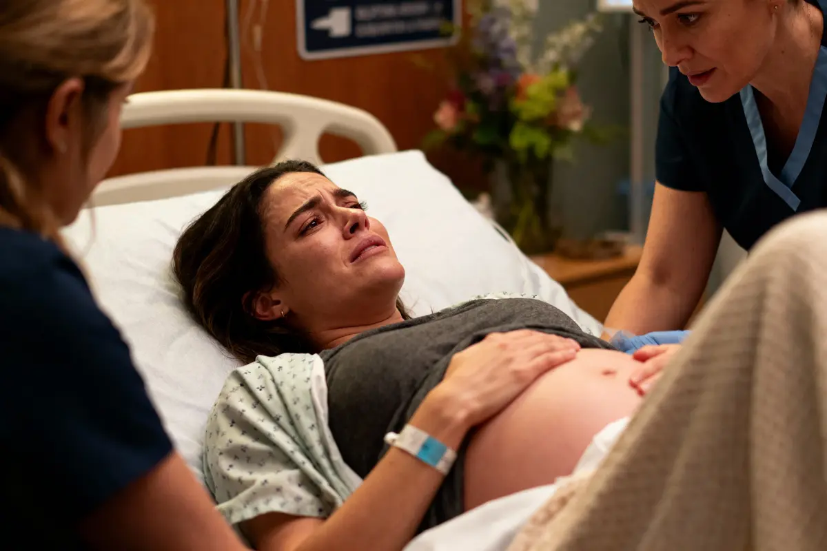 Une femme enceinte en travail, entourée de personnel médical, expression de douleur et inquiétude.