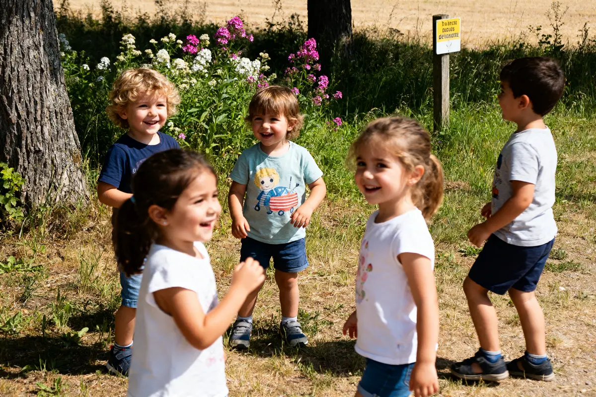 Enfants souriants jouant dans un jardin fleuri idéal pour une devinette pour 3-5 ans