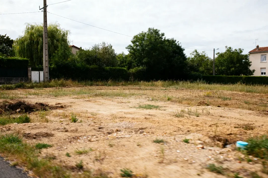 Terrain à viabiliser entouré d'arbres pour calculer le prix pour viabiliser un terrain