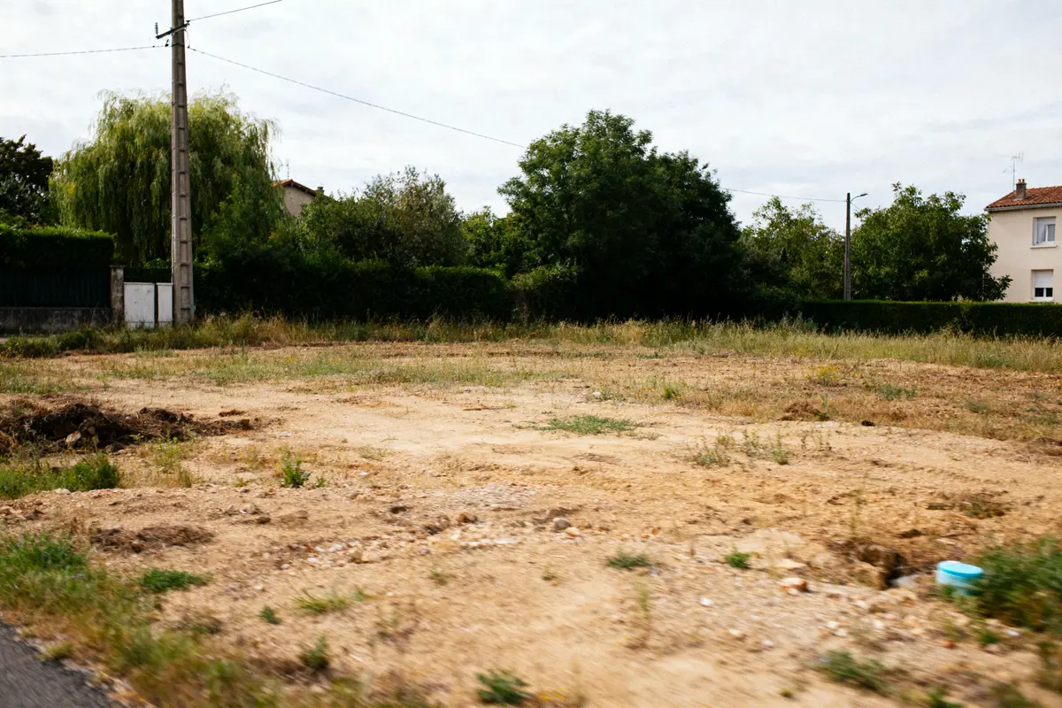 Terrain à viabiliser entouré d'arbres pour calculer le prix pour viabiliser un terrain