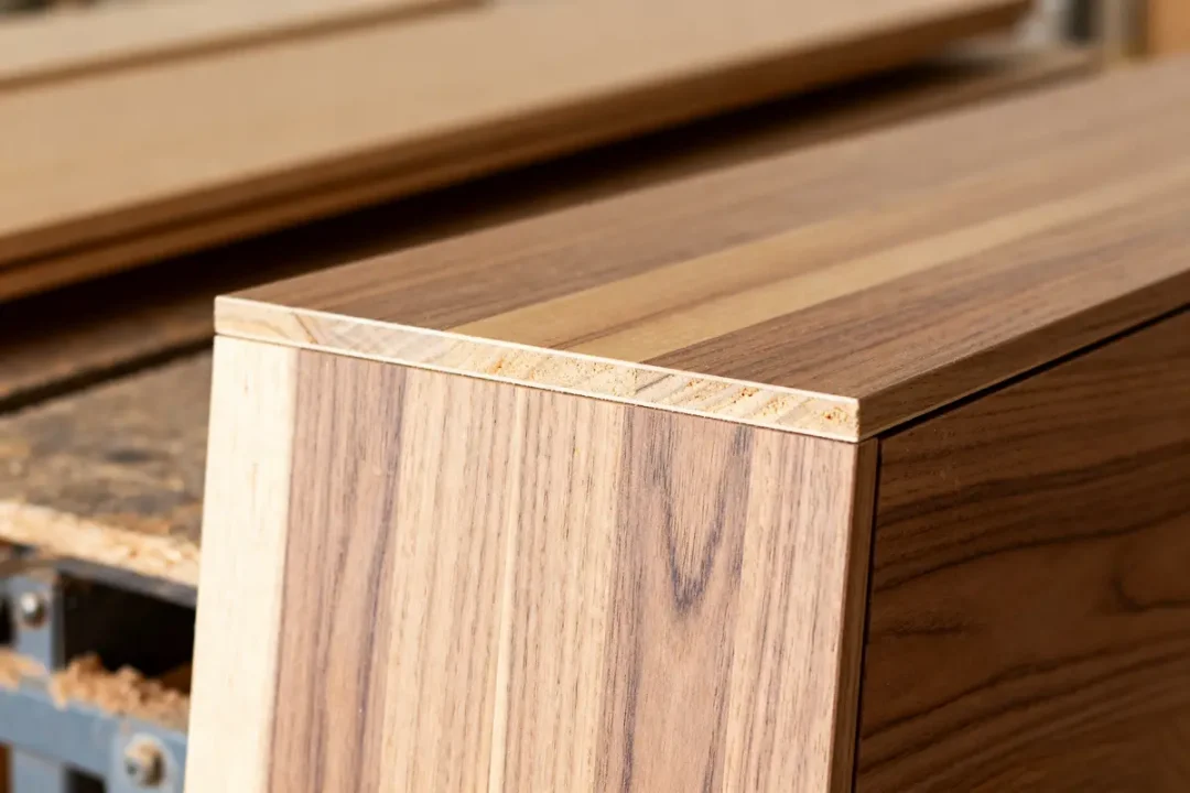 Placage bois sur meuble illustrant l'exploration et innovations des techniques de placage bois