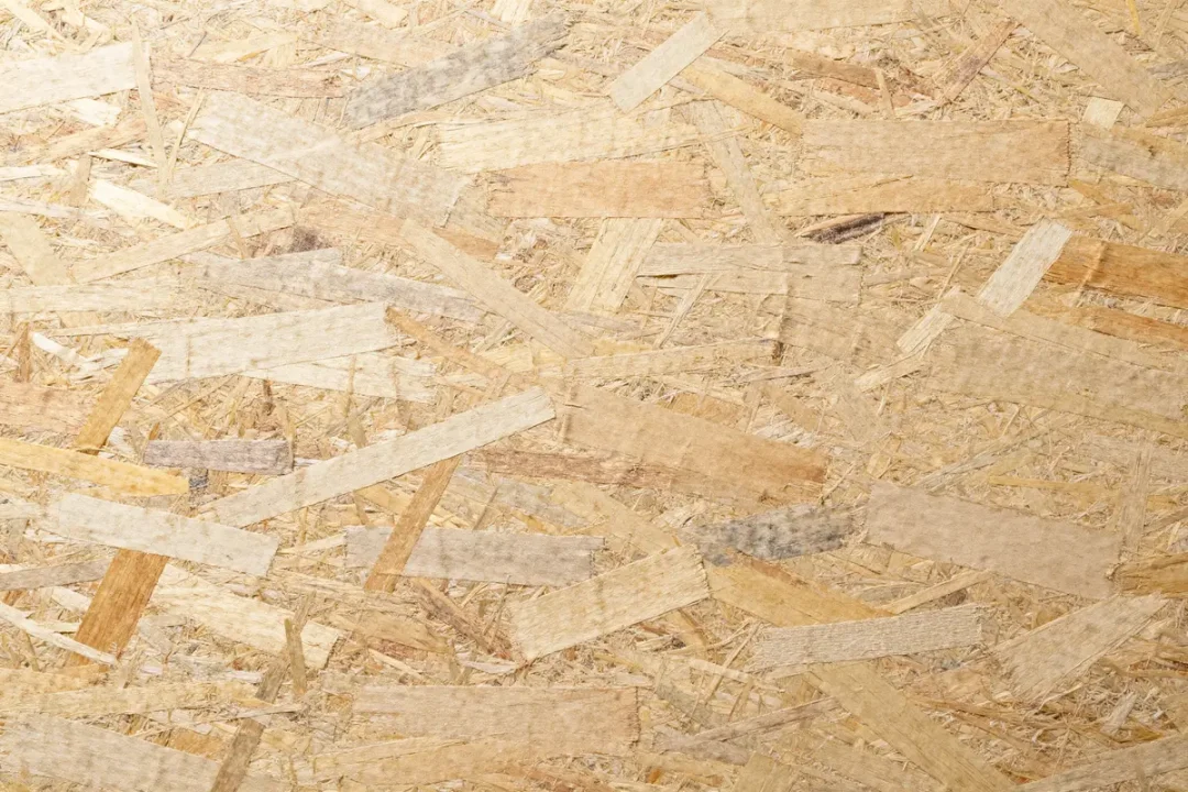 Texture de panneaux de bois enchevêtrés pour papier peint intissé.