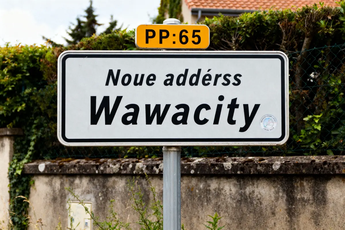 Panneau indiquant la nouvelle adresse de Wawacity avec texte étranger et code PP:65