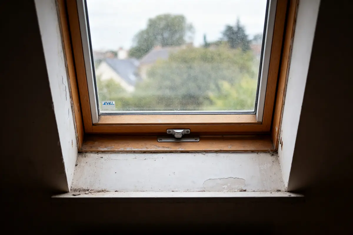 Fenêtre de toit vue intérieure avec vue extérieure et taille de Velux standard.