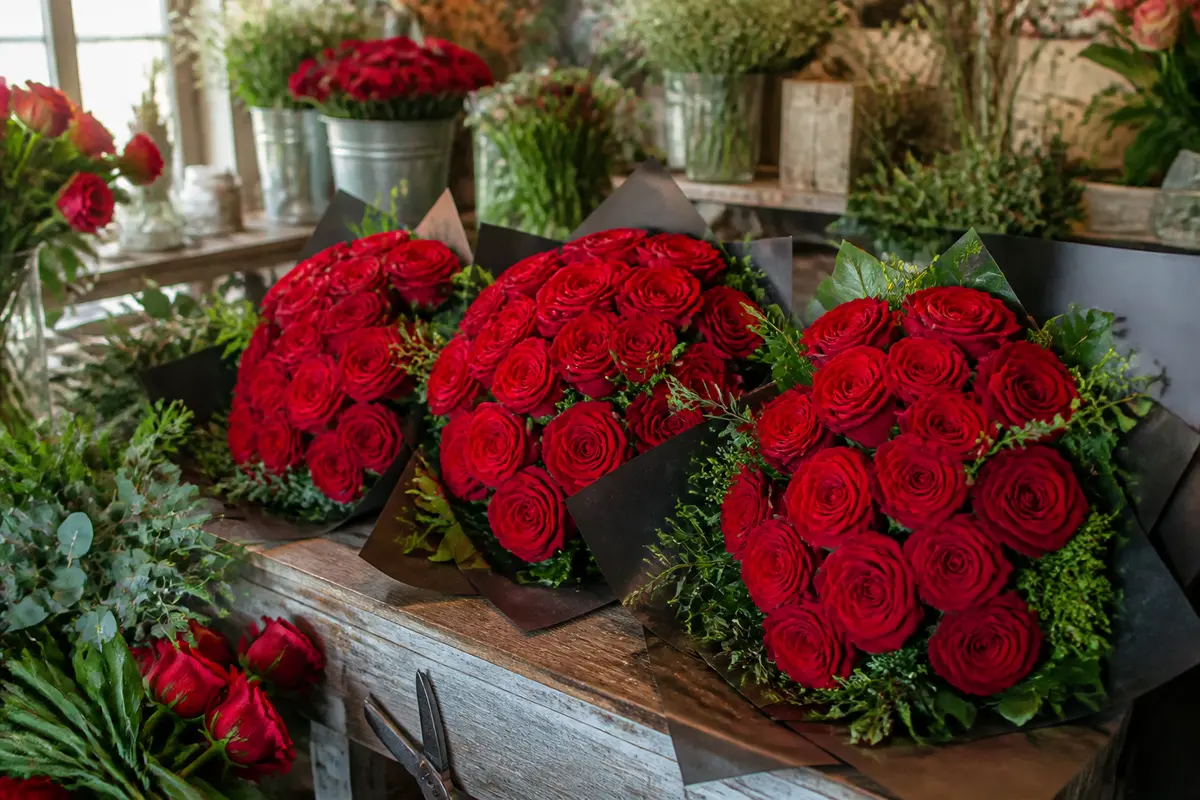 Bouquets de roses rouges fraîchement préparés exposés dans une boutique de fleurs élégante