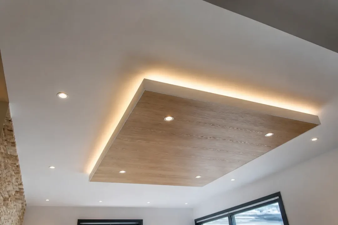 Plafond moderne avec éclairage LED intégré, exemple de décoration pour plafond élégante et contemporaine