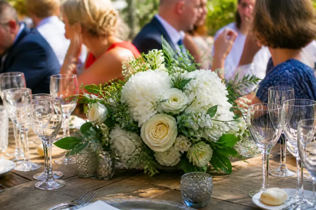 Bouquet de fleurs blanches pour décoration de table de mariage en extérieur élégant.