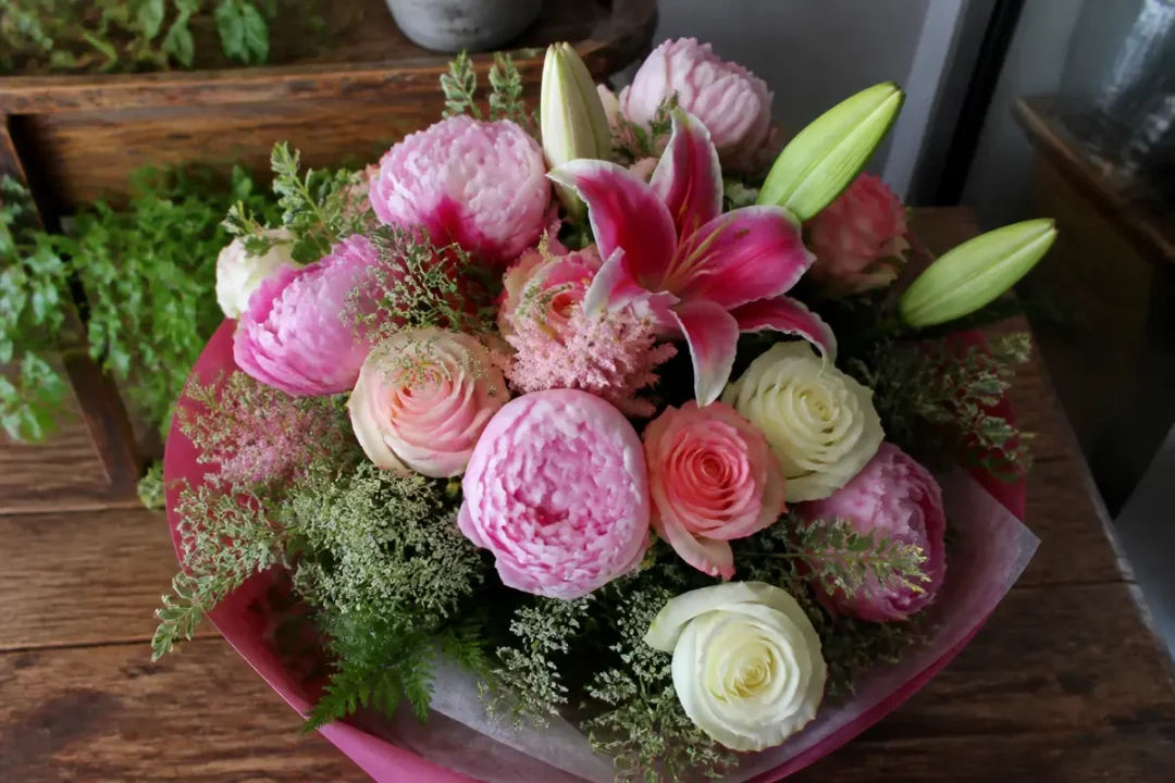 Bouquet de roses et pivoines roses idéal pour les fleurs de la fête des mères