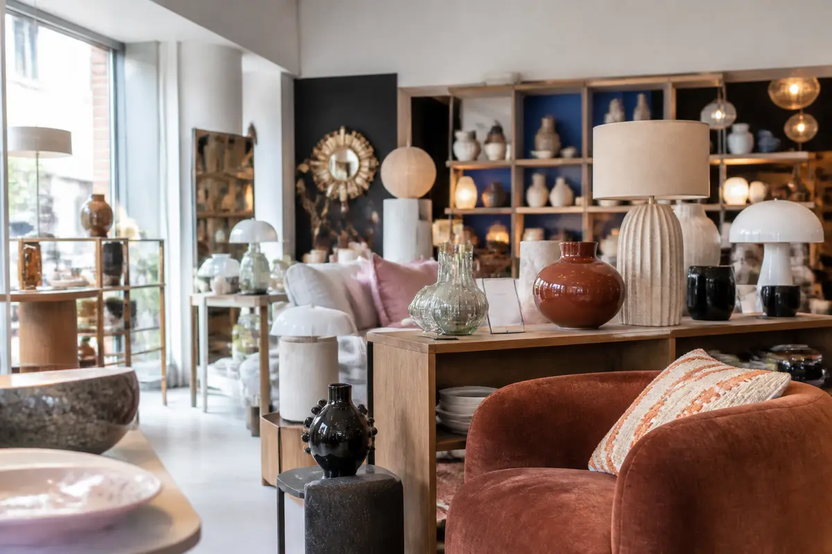 Salon élégant dans un magasin de déco à Lille avec fauteuil et lampes design