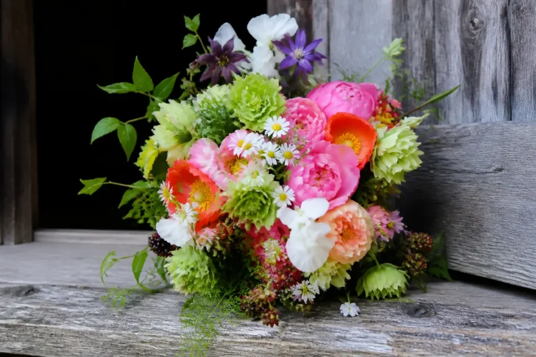 Magnifique bouquet de fleurs original avec couleurs vibrantes sur fond boisé rustique