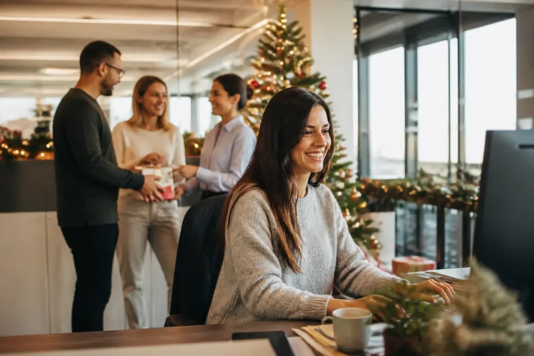Décoration de bureau pour texte professionnel sur les fêtes de fin d'année avec collègues souriants