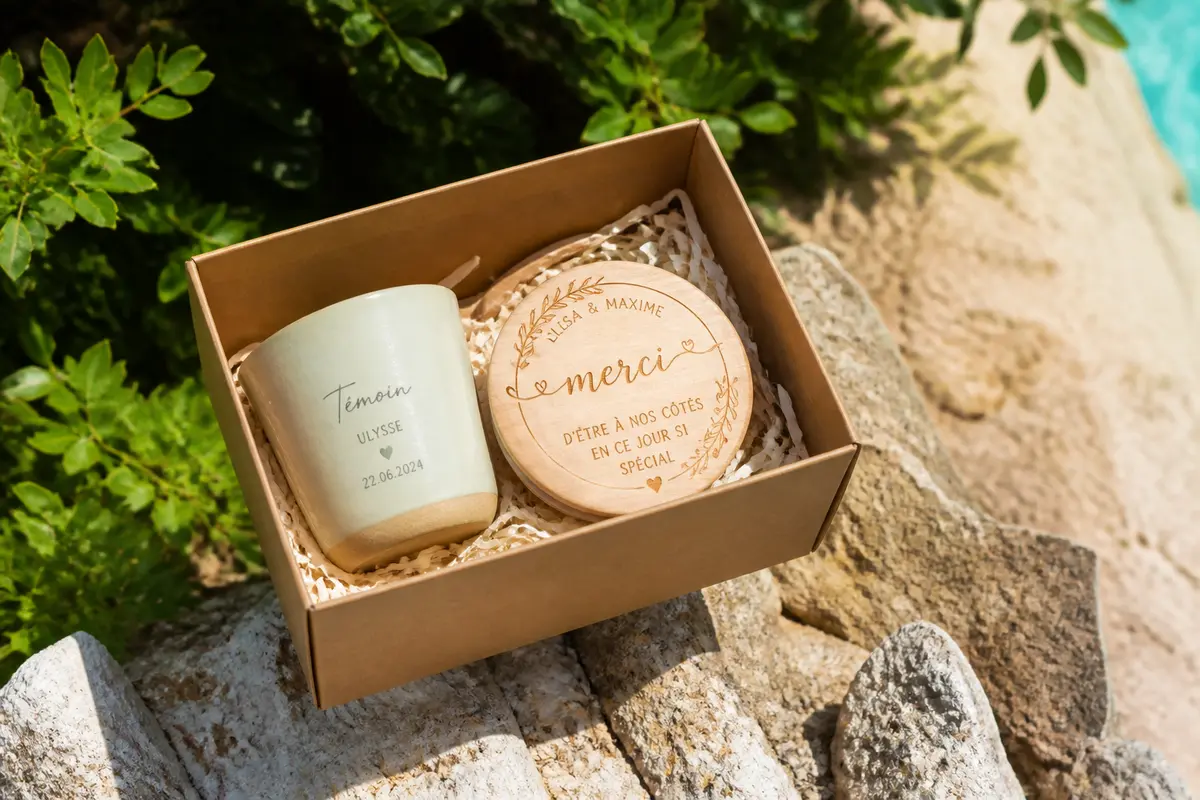 Coffret personnalisé parfait comme cadeau pour témoins des mariés avec gobelet et boîte.