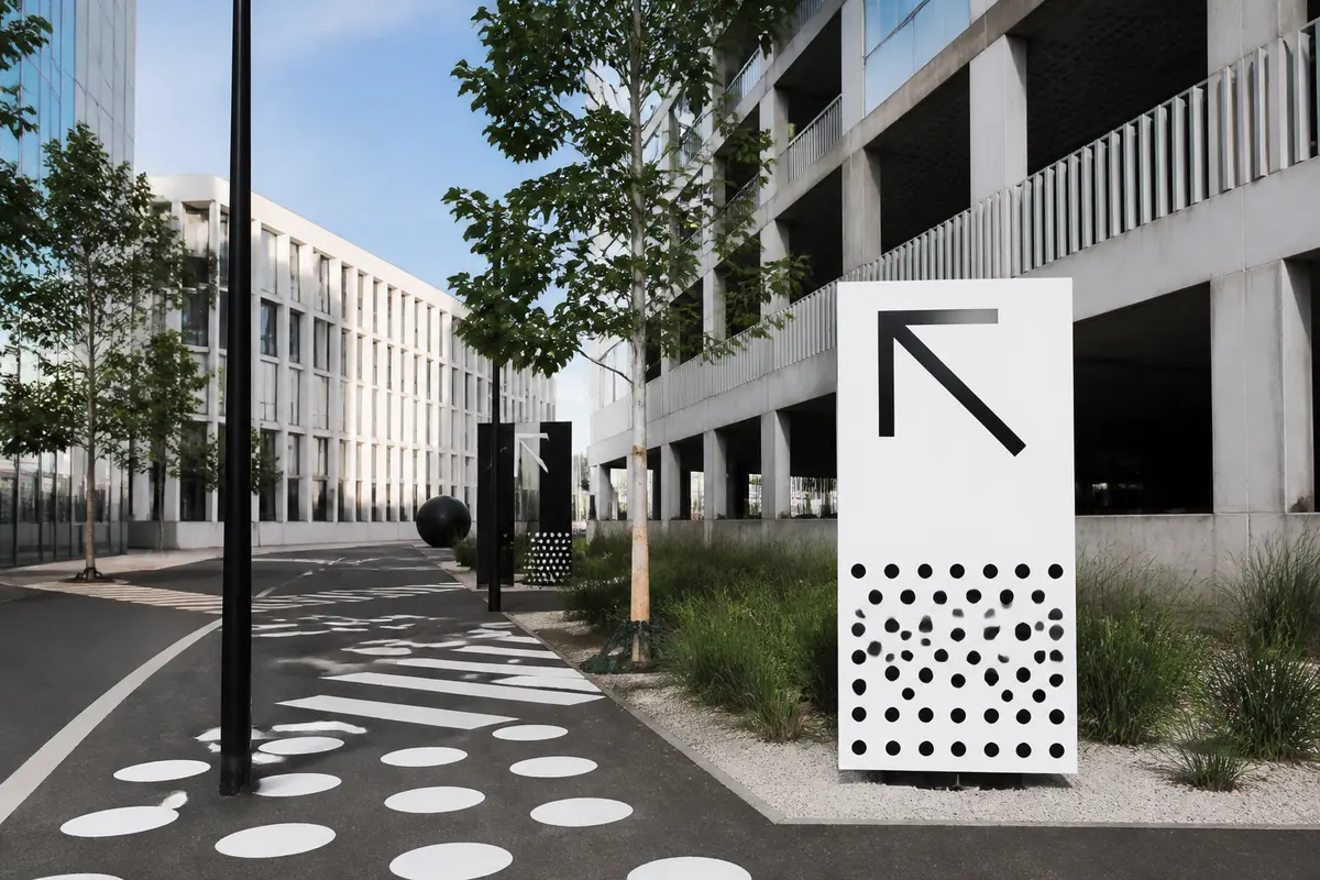 Signalétique moderne avec décor graphique de flèches et motifs en milieu urbain verdoyant