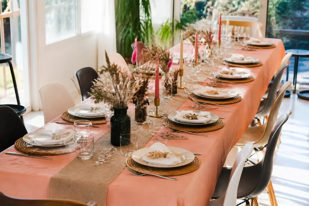 Table d'anniversaire élégante avec décoration florale et bougies, idéale pour décorer une table d'anniversaire