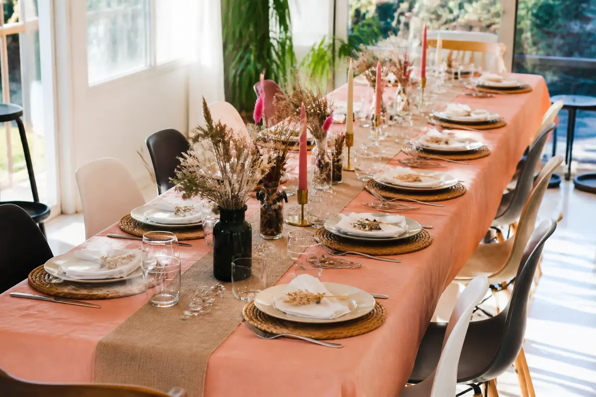 Table d'anniversaire élégante avec décoration florale et bougies, idéale pour décorer une table d'anniversaire